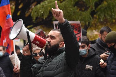 Türk azerbaijani teröristlerinin 10 Aralık 2020 'de Artsakh Cumhuriyeti' nin barışçıl sakinlerine karşı yürüttüğü saldırının ardından Erivan 'da hükümet ve pashinan karşıtı protestolar düzenlendi.