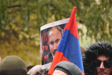 Türk azerbaijani teröristlerinin 10 Aralık 2020 'de Artsakh Cumhuriyeti' nin barışçıl sakinlerine karşı yürüttüğü saldırının ardından Erivan 'da hükümet ve pashinan karşıtı protestolar düzenlendi.