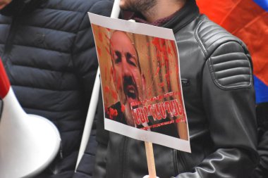 Türk azerbaijani teröristlerinin 10 Aralık 2020 'de Artsakh Cumhuriyeti' nin barışçıl sakinlerine karşı yürüttüğü saldırının ardından Erivan 'da hükümet ve pashinan karşıtı protestolar düzenlendi.