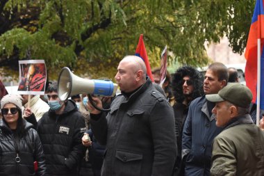 Türk azerbaijani teröristlerinin 10 Aralık 2020 'de Artsakh Cumhuriyeti' nin barışçıl sakinlerine karşı yürüttüğü saldırının ardından Erivan 'da hükümet ve pashinan karşıtı protestolar düzenlendi.