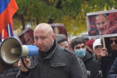 Türk azerbaijani teröristlerinin 10 Aralık 2020 'de Artsakh Cumhuriyeti' nin barışçıl sakinlerine karşı yürüttüğü saldırının ardından Erivan 'da hükümet ve pashinan karşıtı protestolar düzenlendi.