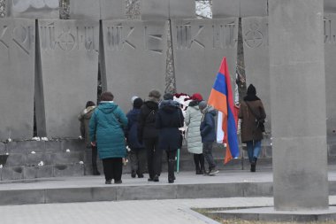 Yelablur Savaş Anıt Kompleksi, Erivan, Ermenistan, 27 Eylül 2020 'de Azerbaycan Türk terörünün başlattığı Nagorno-Karabağ' daki (Artsakh) son savaş da dahil olmak üzere Ermenilerin savaşlarında ölenlerin anısına düzenlendi.