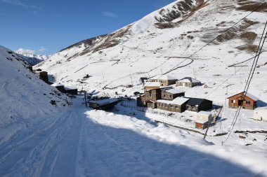 Kış Ushguli 'de Kafkasya Dağları' nda Samegrelo-Zemo Svaneti Bölgesi, Gürcistan