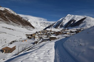 Kış Ushguli 'de Kafkasya Dağları' nda Samegrelo-Zemo Svaneti Bölgesi, Gürcistan