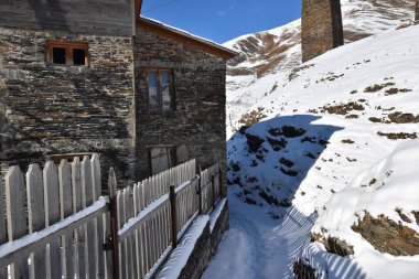 Kış Ushguli 'de Kafkasya Dağları' nda Samegrelo-Zemo Svaneti Bölgesi, Gürcistan