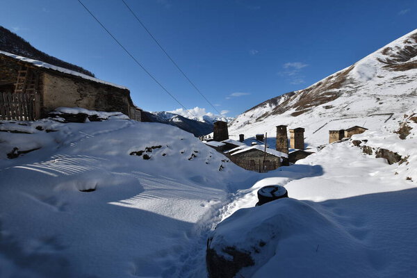 Зима в Ушгули в горах Кавказа в Самегрело-Земском районе Сванети, Грузия