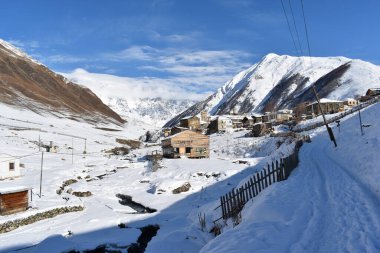 Kış Ushguli 'de Kafkasya Dağları' nda Samegrelo-Zemo Svaneti Bölgesi, Gürcistan
