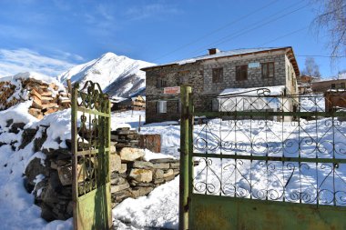 Kış Ushguli 'de Kafkasya Dağları' nda Samegrelo-Zemo Svaneti Bölgesi, Gürcistan