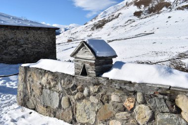 Kış Ushguli 'de Kafkasya Dağları' nda Samegrelo-Zemo Svaneti Bölgesi, Gürcistan