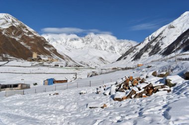 Kış Ushguli 'de Kafkasya Dağları' nda Samegrelo-Zemo Svaneti Bölgesi, Gürcistan