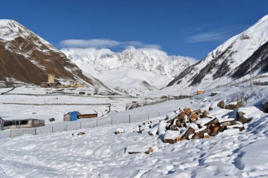 Kış Ushguli 'de Kafkasya Dağları' nda Samegrelo-Zemo Svaneti Bölgesi, Gürcistan