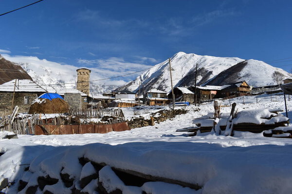 Зима в Ушгули в горах Кавказа в Самегрело-Земском районе Сванети, Грузия