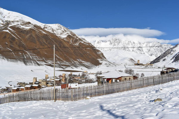 Зима в Ушгули в горах Кавказа в Самегрело-Земском районе Сванети, Грузия