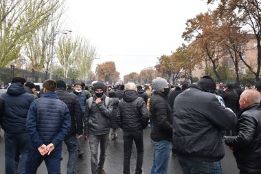 Türk azerbaijani teröristlerinin 9 Aralık 2020 'de Artsakh Cumhuriyeti' nin barışçıl sakinlerine karşı yürüttüğü saldırının ardından Erivan 'da hükümet ve pashinan karşıtı protestolar düzenlendi.