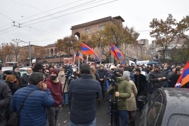 Türk azerbaijani teröristlerinin 9 Aralık 2020 'de Artsakh Cumhuriyeti' nin barışçıl sakinlerine karşı yürüttüğü saldırının ardından Erivan 'da hükümet ve pashinan karşıtı protestolar düzenlendi.