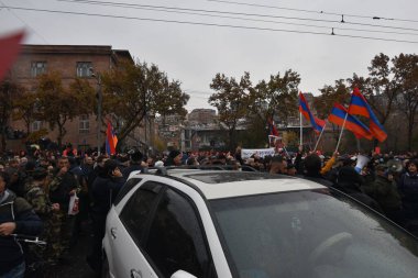 Türk azerbaijani teröristlerinin 9 Aralık 2020 'de Artsakh Cumhuriyeti' nin barışçıl sakinlerine karşı yürüttüğü saldırının ardından Erivan 'da hükümet ve pashinan karşıtı protestolar düzenlendi.