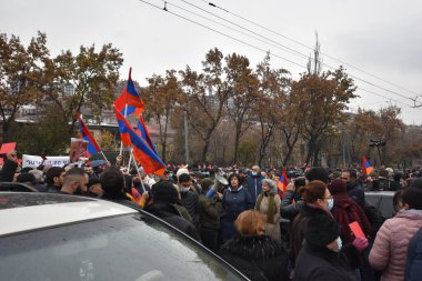 Türk azerbaijani teröristlerinin 9 Aralık 2020 'de Artsakh Cumhuriyeti' nin barışçıl sakinlerine karşı yürüttüğü saldırının ardından Erivan 'da hükümet ve pashinan karşıtı protestolar düzenlendi.