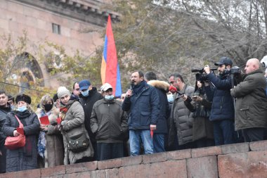 Türk azerbaijani teröristlerinin 9 Aralık 2020 'de Artsakh Cumhuriyeti' nin barışçıl sakinlerine karşı yürüttüğü saldırının ardından Erivan 'da hükümet ve pashinan karşıtı protestolar düzenlendi.
