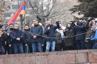 Türk azerbaijani teröristlerinin 9 Aralık 2020 'de Artsakh Cumhuriyeti' nin barışçıl sakinlerine karşı yürüttüğü saldırının ardından Erivan 'da hükümet ve pashinan karşıtı protestolar düzenlendi.