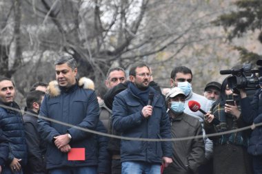 Türk azerbaijani teröristlerinin 9 Aralık 2020 'de Artsakh Cumhuriyeti' nin barışçıl sakinlerine karşı yürüttüğü saldırının ardından Erivan 'da hükümet ve pashinan karşıtı protestolar düzenlendi.