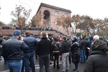 Türk azerbaijani teröristlerinin 9 Aralık 2020 'de Artsakh Cumhuriyeti' nin barışçıl sakinlerine karşı yürüttüğü saldırının ardından Erivan 'da hükümet ve pashinan karşıtı protestolar düzenlendi.