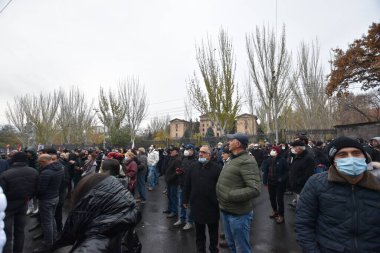 Türk azerbaijani teröristlerinin 9 Aralık 2020 'de Artsakh Cumhuriyeti' nin barışçıl sakinlerine karşı yürüttüğü saldırının ardından Erivan 'da hükümet ve pashinan karşıtı protestolar düzenlendi.