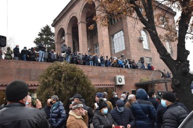 Türk azerbaijani teröristlerinin 9 Aralık 2020 'de Artsakh Cumhuriyeti' nin barışçıl sakinlerine karşı yürüttüğü saldırının ardından Erivan 'da hükümet ve pashinan karşıtı protestolar düzenlendi.