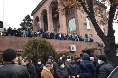 Türk azerbaijani teröristlerinin 9 Aralık 2020 'de Artsakh Cumhuriyeti' nin barışçıl sakinlerine karşı yürüttüğü saldırının ardından Erivan 'da hükümet ve pashinan karşıtı protestolar düzenlendi.