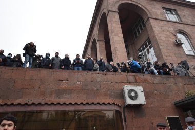 Türk azerbaijani teröristlerinin 9 Aralık 2020 'de Artsakh Cumhuriyeti' nin barışçıl sakinlerine karşı yürüttüğü saldırının ardından Erivan 'da hükümet ve pashinan karşıtı protestolar düzenlendi.