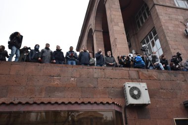 Türk azerbaijani teröristlerinin 9 Aralık 2020 'de Artsakh Cumhuriyeti' nin barışçıl sakinlerine karşı yürüttüğü saldırının ardından Erivan 'da hükümet ve pashinan karşıtı protestolar düzenlendi.