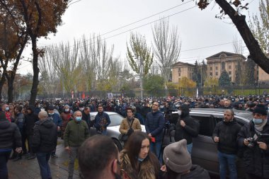 Türk azerbaijani teröristlerinin 9 Aralık 2020 'de Artsakh Cumhuriyeti' nin barışçıl sakinlerine karşı yürüttüğü saldırının ardından Erivan 'da hükümet ve pashinan karşıtı protestolar düzenlendi.