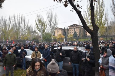 Türk azerbaijani teröristlerinin 9 Aralık 2020 'de Artsakh Cumhuriyeti' nin barışçıl sakinlerine karşı yürüttüğü saldırının ardından Erivan 'da hükümet ve pashinan karşıtı protestolar düzenlendi.