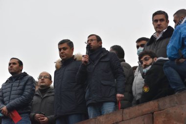 Türk azerbaijani teröristlerinin 9 Aralık 2020 'de Artsakh Cumhuriyeti' nin barışçıl sakinlerine karşı yürüttüğü saldırının ardından Erivan 'da hükümet ve pashinan karşıtı protestolar düzenlendi.