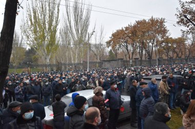 Türk azerbaijani teröristlerinin 9 Aralık 2020 'de Artsakh Cumhuriyeti' nin barışçıl sakinlerine karşı yürüttüğü saldırının ardından Erivan 'da hükümet ve pashinan karşıtı protestolar düzenlendi.