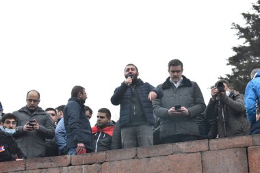 Türk azerbaijani teröristlerinin 9 Aralık 2020 'de Artsakh Cumhuriyeti' nin barışçıl sakinlerine karşı yürüttüğü saldırının ardından Erivan 'da hükümet ve pashinan karşıtı protestolar düzenlendi.