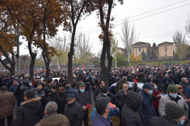 Türk azerbaijani teröristlerinin 9 Aralık 2020 'de Artsakh Cumhuriyeti' nin barışçıl sakinlerine karşı yürüttüğü saldırının ardından Erivan 'da hükümet ve pashinan karşıtı protestolar düzenlendi.