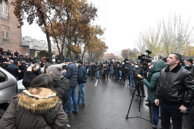 Türk azerbaijani teröristlerinin 9 Aralık 2020 'de Artsakh Cumhuriyeti' nin barışçıl sakinlerine karşı yürüttüğü saldırının ardından Erivan 'da hükümet ve pashinan karşıtı protestolar düzenlendi.