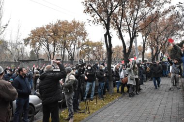 Türk azerbaijani teröristlerinin 9 Aralık 2020 'de Artsakh Cumhuriyeti' nin barışçıl sakinlerine karşı yürüttüğü saldırının ardından Erivan 'da hükümet ve pashinan karşıtı protestolar düzenlendi.