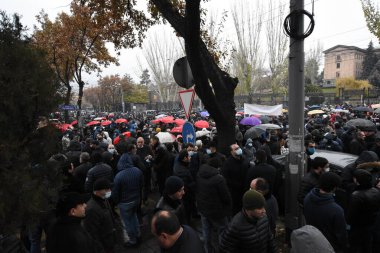 Türk azerbaijani teröristlerinin 9 Aralık 2020 'de Artsakh Cumhuriyeti' nin barışçıl sakinlerine karşı yürüttüğü saldırının ardından Erivan 'da hükümet ve pashinan karşıtı protestolar düzenlendi.