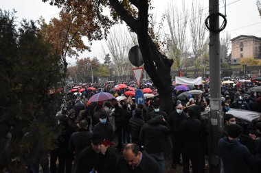 Türk azerbaijani teröristlerinin 9 Aralık 2020 'de Artsakh Cumhuriyeti' nin barışçıl sakinlerine karşı yürüttüğü saldırının ardından Erivan 'da hükümet ve pashinan karşıtı protestolar düzenlendi.