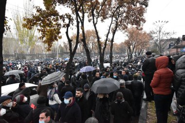 Türk azerbaijani teröristlerinin 9 Aralık 2020 'de Artsakh Cumhuriyeti' nin barışçıl sakinlerine karşı yürüttüğü saldırının ardından Erivan 'da hükümet ve pashinan karşıtı protestolar düzenlendi.