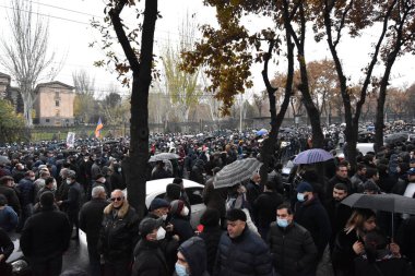 Türk azerbaijani teröristlerinin 9 Aralık 2020 'de Artsakh Cumhuriyeti' nin barışçıl sakinlerine karşı yürüttüğü saldırının ardından Erivan 'da hükümet ve pashinan karşıtı protestolar düzenlendi.