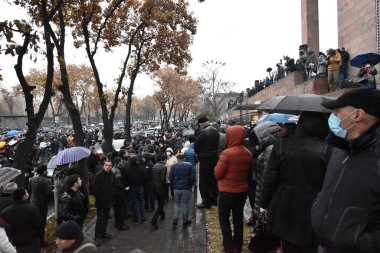 Türk azerbaijani teröristlerinin 9 Aralık 2020 'de Artsakh Cumhuriyeti' nin barışçıl sakinlerine karşı yürüttüğü saldırının ardından Erivan 'da hükümet ve pashinan karşıtı protestolar düzenlendi.