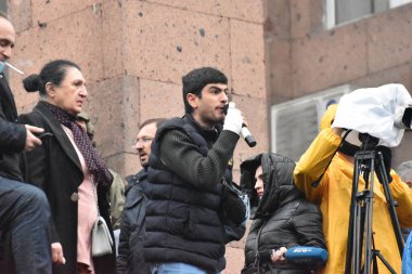 Türk azerbaijani teröristlerinin 9 Aralık 2020 'de Artsakh Cumhuriyeti' nin barışçıl sakinlerine karşı yürüttüğü saldırının ardından Erivan 'da hükümet ve pashinan karşıtı protestolar düzenlendi.