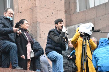 Türk azerbaijani teröristlerinin 9 Aralık 2020 'de Artsakh Cumhuriyeti' nin barışçıl sakinlerine karşı yürüttüğü saldırının ardından Erivan 'da hükümet ve pashinan karşıtı protestolar düzenlendi.