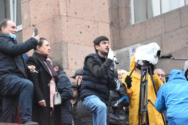 Türk azerbaijani teröristlerinin 9 Aralık 2020 'de Artsakh Cumhuriyeti' nin barışçıl sakinlerine karşı yürüttüğü saldırının ardından Erivan 'da hükümet ve pashinan karşıtı protestolar düzenlendi.