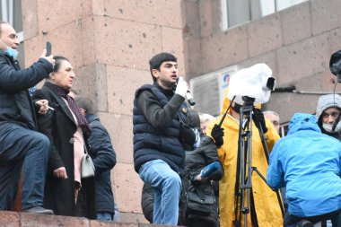 Türk azerbaijani teröristlerinin 9 Aralık 2020 'de Artsakh Cumhuriyeti' nin barışçıl sakinlerine karşı yürüttüğü saldırının ardından Erivan 'da hükümet ve pashinan karşıtı protestolar düzenlendi.