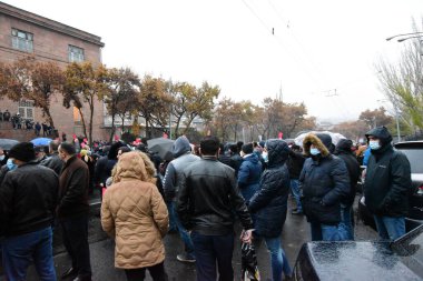 Türk azerbaijani teröristlerinin 9 Aralık 2020 'de Artsakh Cumhuriyeti' nin barışçıl sakinlerine karşı yürüttüğü saldırının ardından Erivan 'da hükümet ve pashinan karşıtı protestolar düzenlendi.