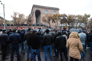 Türk azerbaijani teröristlerinin 9 Aralık 2020 'de Artsakh Cumhuriyeti' nin barışçıl sakinlerine karşı yürüttüğü saldırının ardından Erivan 'da hükümet ve pashinan karşıtı protestolar düzenlendi.