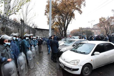 Türk azerbaijani teröristlerinin 9 Aralık 2020 'de Artsakh Cumhuriyeti' nin barışçıl sakinlerine karşı yürüttüğü saldırının ardından Erivan 'da hükümet ve pashinan karşıtı protestolar düzenlendi.